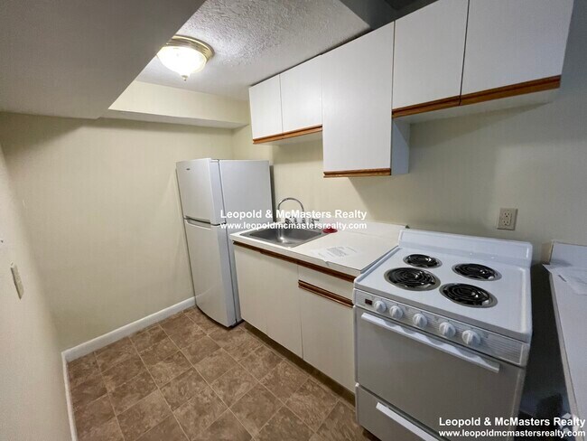Building Photo - 1120 Commonwealth Ave Unit A Rental