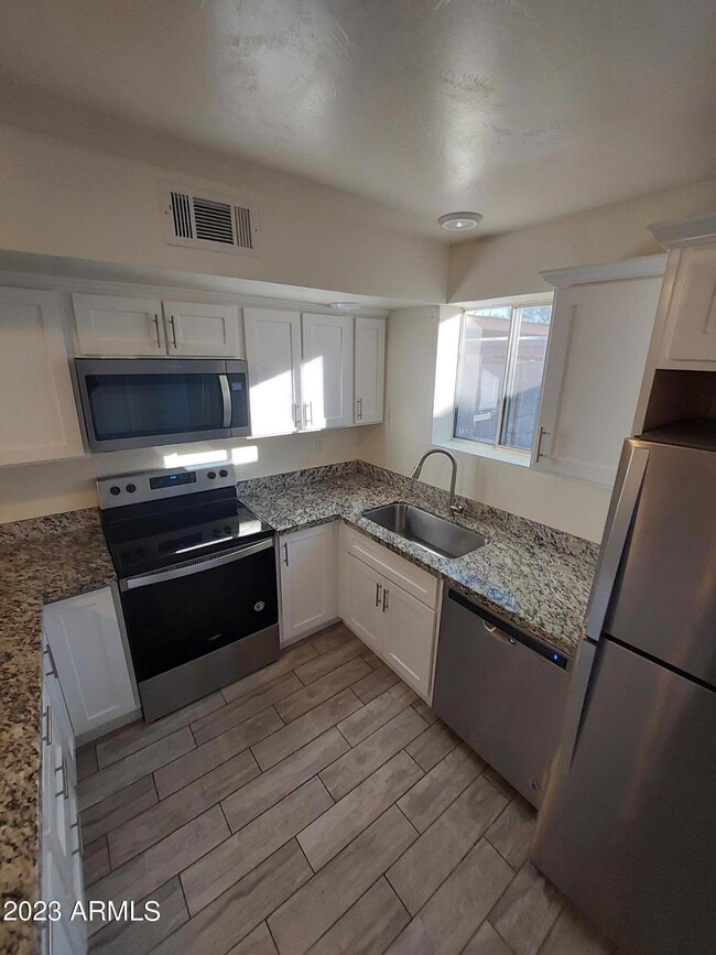 Building Photo - 6140 W Townley Ave Rental
