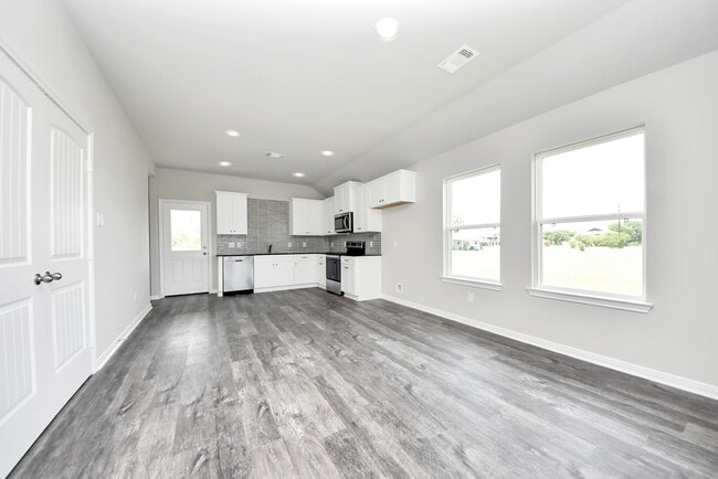 Building Photo - 688 Swallow Dr