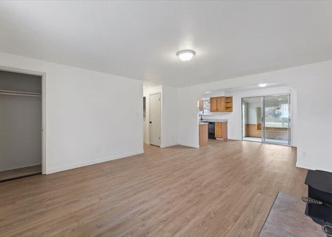 Photo - 1319 E Victory Rd