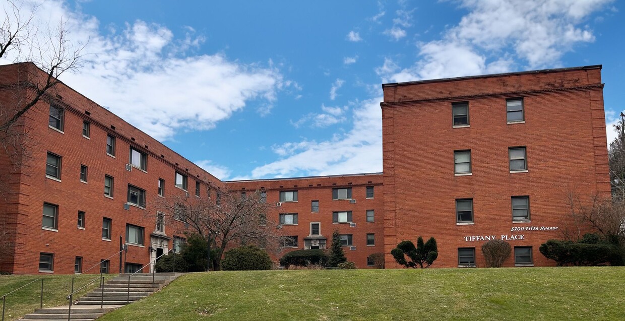 Large sun-lit 1 bedroom in heart of Shadyside - Large sun-lit 1 bedroom in heart of Shadyside