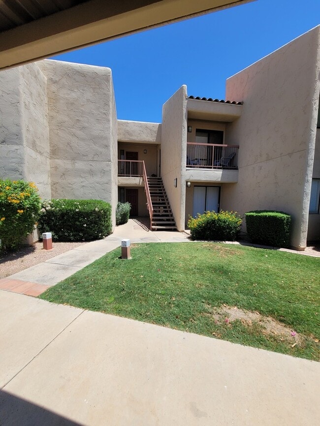 Building Photo - Updated 2/2 condo with 2 master bedrooms! Unit 126