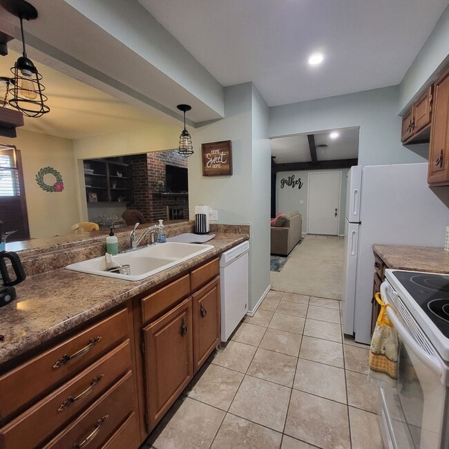 Photo - Fully Furnished Short term or Long Term Re...