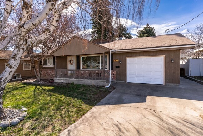 Building Photo - 6 Bed 3 Bath Accessible Rambler
