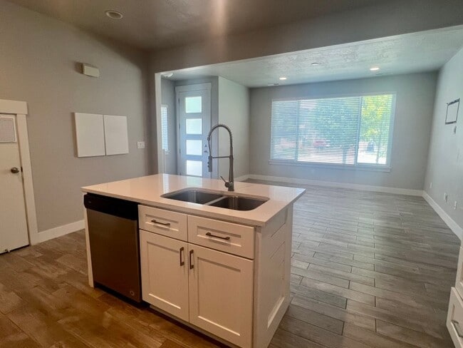 Photo - 1732 Thira Ln