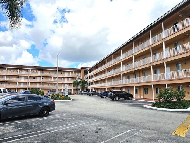 Building Photo - 17350 NW 67th Ave Unit 303