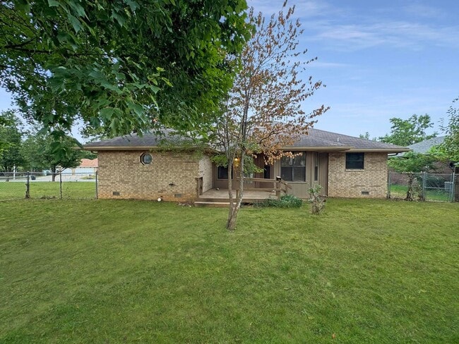 Photo - Beautiful 3 Bedroom Home with Fenced Yard & 2-Car Garage in Central West Springfield!