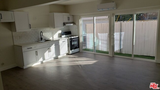 Building Photo - 418 S Roxbury Dr