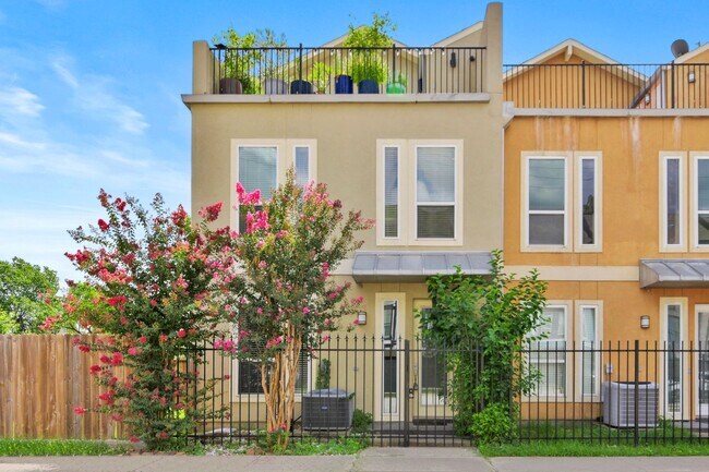 Luxury & Location: Spacious Home Minutes f... - Luxury & Location: Spacious Home Minutes f...