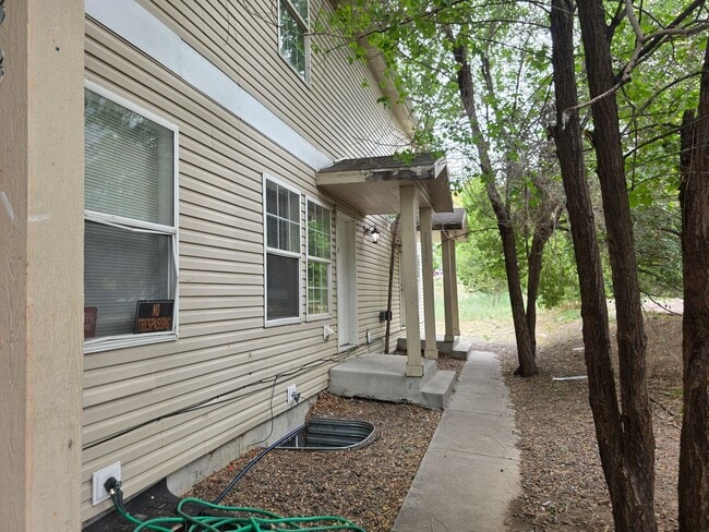 Building Photo - Bright & Refreshed 3BR Townhome Ready for Move-In