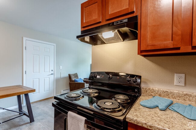 2BR, 1BA - 740SF