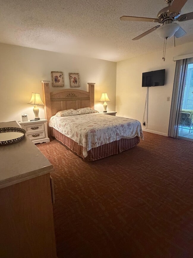 Building Photo - 3058 Ainslie Dr Unit 3058 - D
