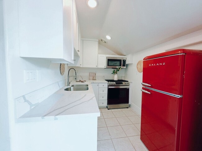 Building Photo - Newly Refurbished 3 Bed / 2 Bath Duplex on Fire Mountain