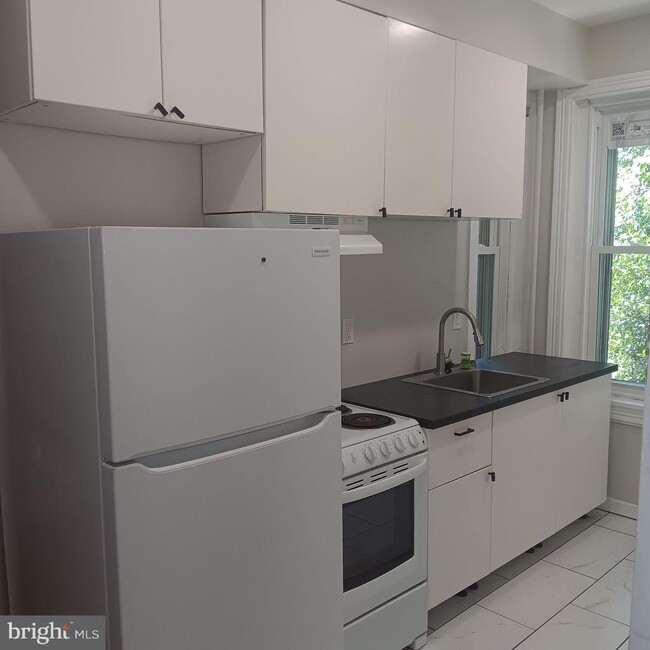 Photo - 1342 Orthodox St