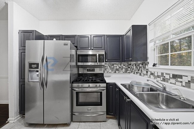 Photo - 584 Windsor St SW