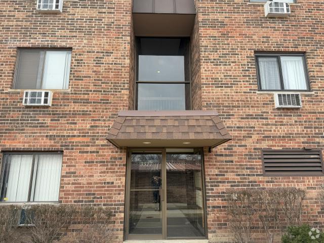 Building Photo - 1 bedroom in Glenview IL 60025 Unit 301 Rental