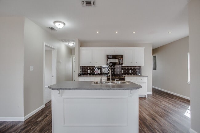 Photo - 4 Bed, 2 Bath in South Overton! Unit Front