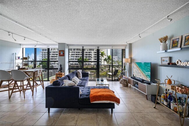 Building Photo - 600 NE 36th St Unit 311 Rental