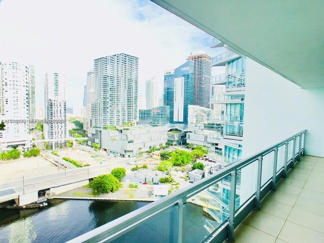 Building Photo - 92 SW 3rd St Unit 2312