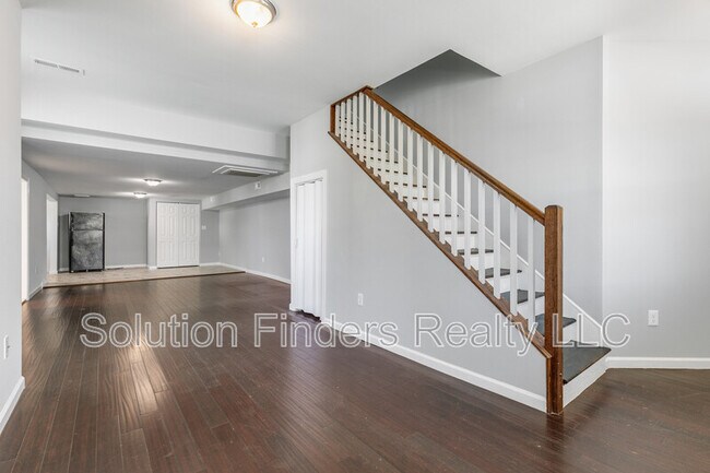 Photo - 332 Front St