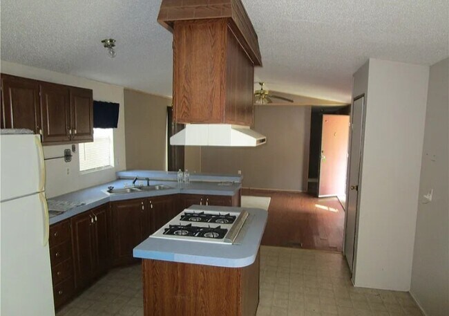 Open concept kitchen - 251 Stoney Point Rd