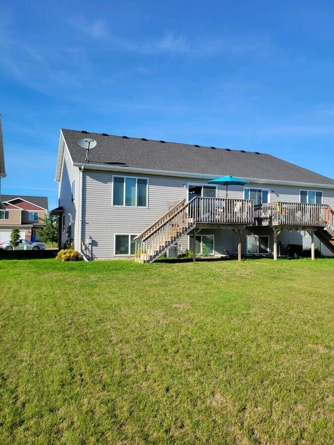 Beautiful 3 Bed 3 Bath Twin Home House Rental in Fargo, ND