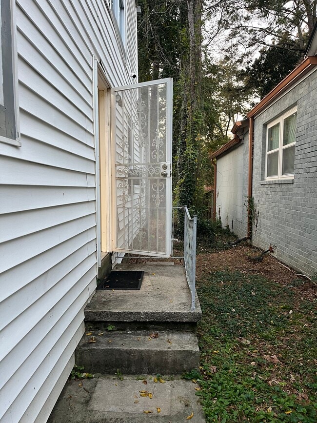 Private entrance - 761 Kennolia Dr SW Unit #1