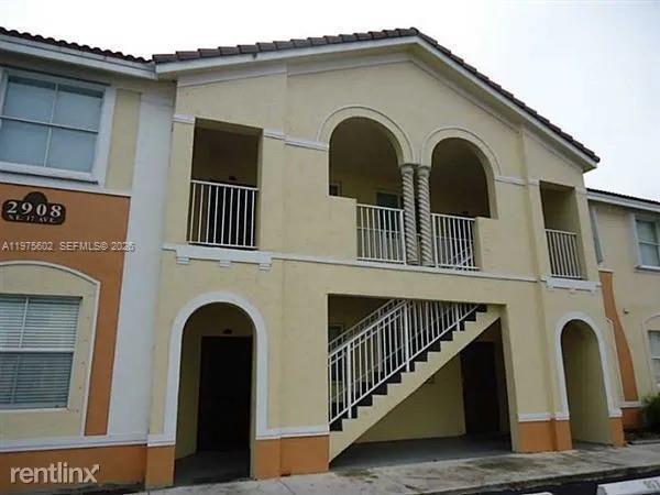 Building Photo - 1661 SE 28th St Unit 101