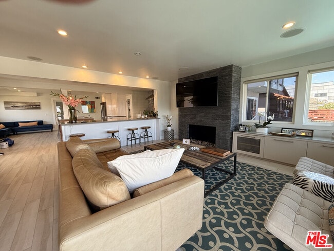 Photo - 200 Larsson St