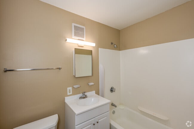 2BR, 1BA - 826SF - Bathroom
