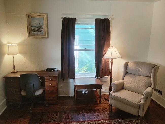 Building Photo - 412 W Saginaw St Rental