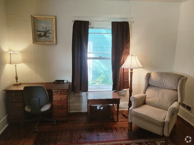 Building Photo - 412 W Saginaw St Rental