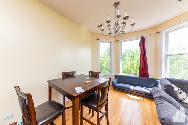 Photo - 2254 W Adams St