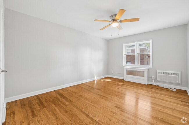 2BR, 1BA - 714SF - Primary Bedroom