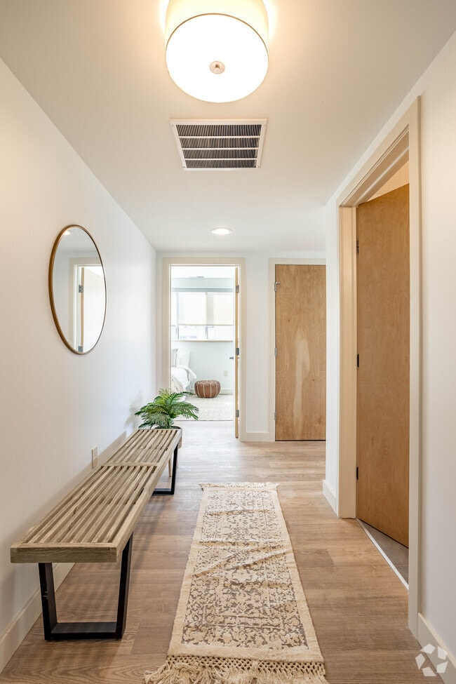 2BR, 2BA - Entree
