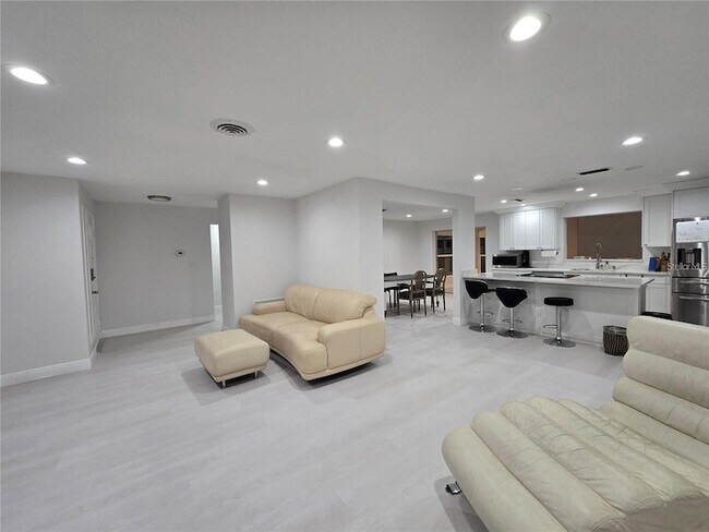Photo - 1028 Chinaberry Rd