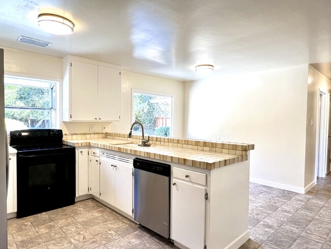 Photo - Lovely 3+ Bedroom Single Story Home in San Rafael!
