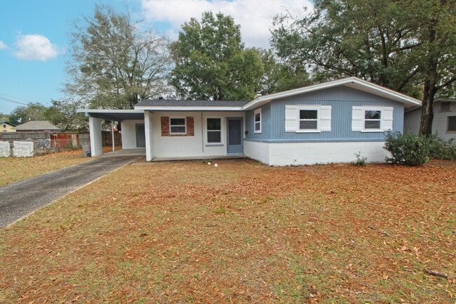 Building Photo - Updated 3-Bedroom Home with Carport & Outdoor Laundry!