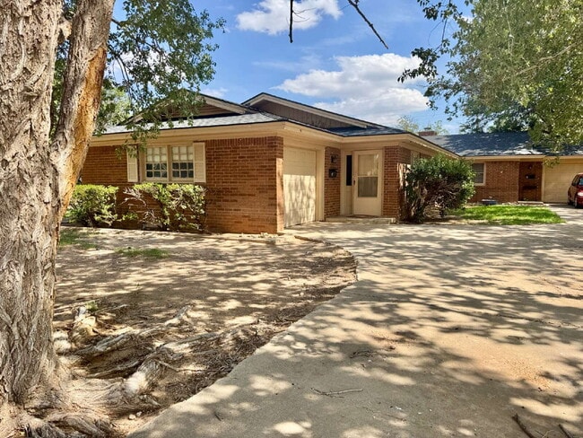 Photo - Comfortable and Spacious 2-bedroom home with a garage Unidad A