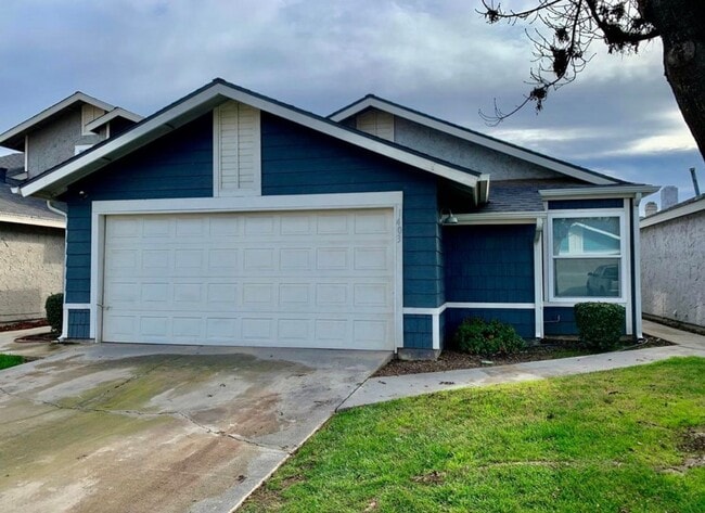 Building Photo - For Rent. Beautiful 3Bedroom, 2 Bathroom Home in Northeast Visalia