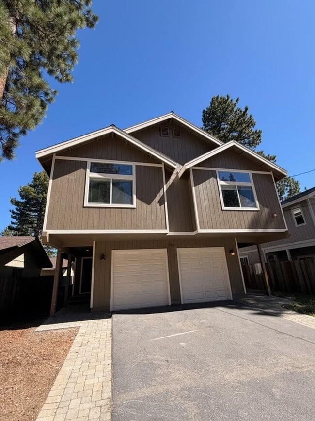 Building Photo - Lovely, recently remodeled 3Bd townhouse duplex! Available for viewing now! Call me to inquire to...