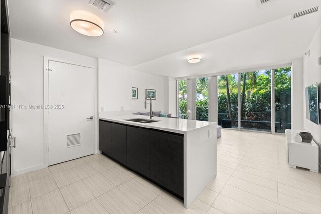 Photo - 1 Collins Ave Unidad 108