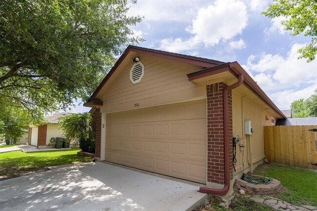 Photo - 906 Iris Dr