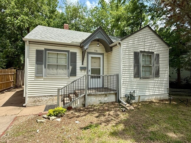 Photo - 716 S Broadview St