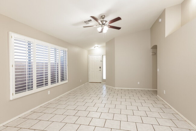 Photo - 115 W Runion Dr