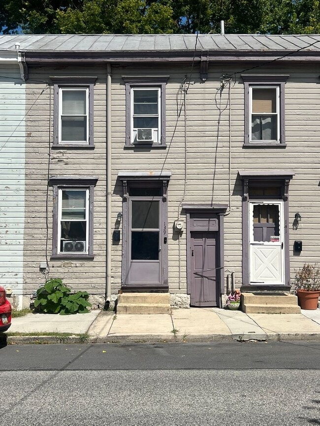 Building Photo - 2-bedroom, 1.5-bathroom home located in th...