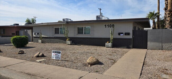 Building Photo - Newly Remodeled Single Story 2-Bed 1-Bath Apartment Unit 1