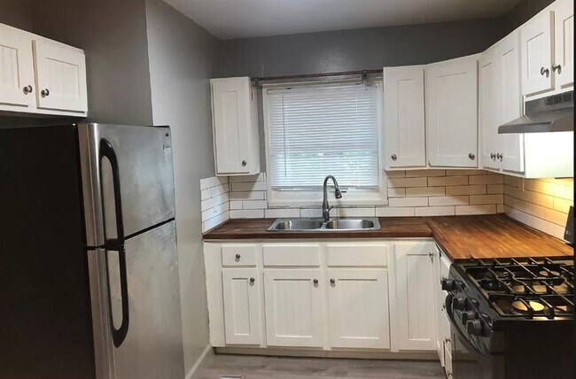 Photo - 700 Valley Brook Rd