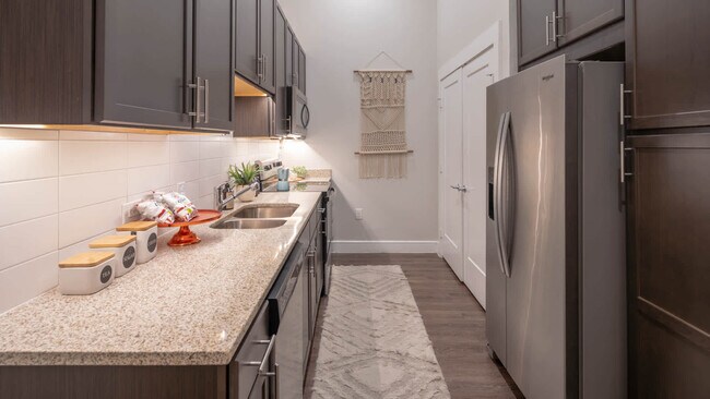 Cocina con electrodomésticos de acero inoxidable - Flora