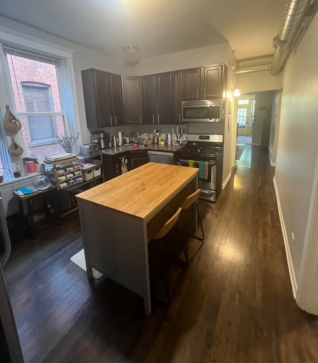 Kitchen - 2249 W Iowa St Unit 1F